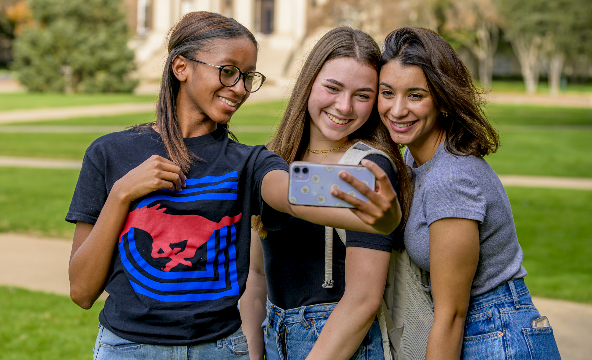 3 students taking a selfie
